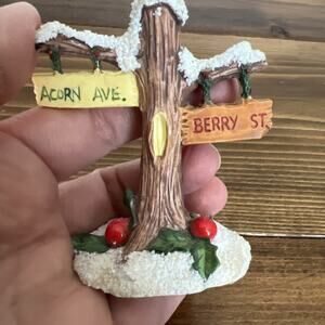 Charming Tails Street Light & Sign Winter Accessory • Excellent 3” Ht No Box